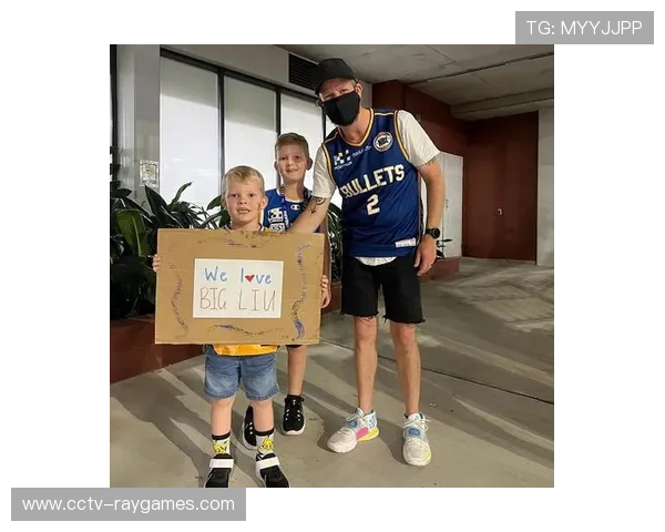 场边小球迷举牌获回应，球员赛后签名互动温暖