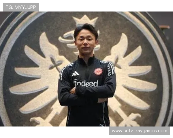 小杉启太加盟法兰克福后首训,左路往返能力展示 小杉启太加盟法兰克福后首训,左路往返能力展示