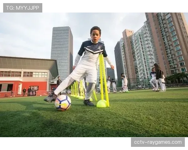 西甲俱乐部开放日,数千名小球迷走进训练基地与偶像互动